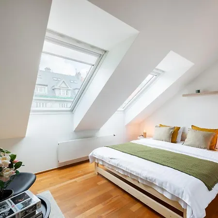 With 4 Bedrooms Apartamento Praga