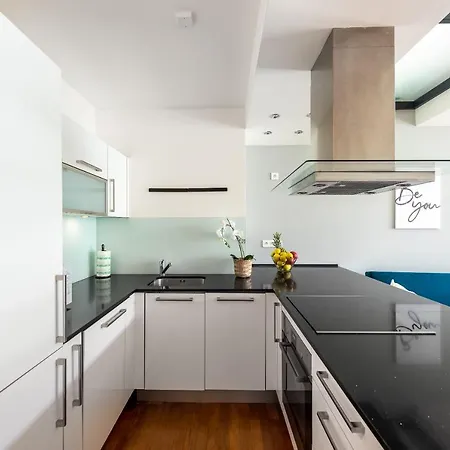Apartamento With 4 Bedrooms *